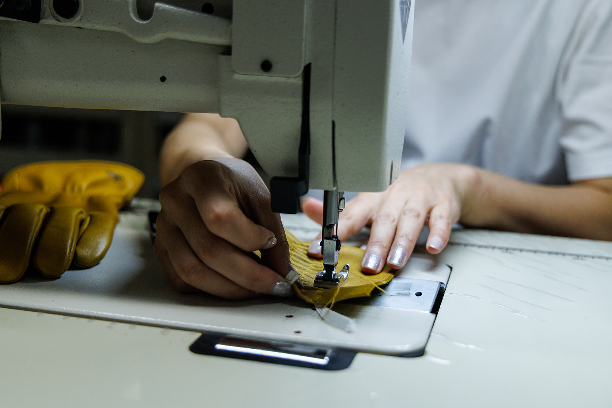 手袋を縫っている様子