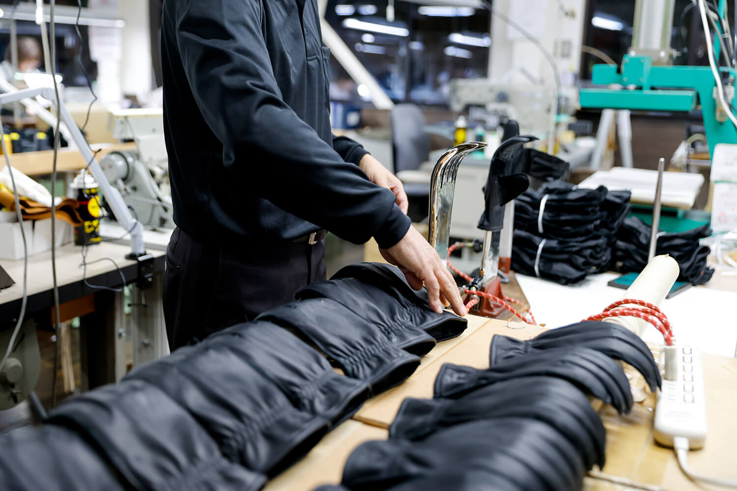 手袋の仕上げ作業