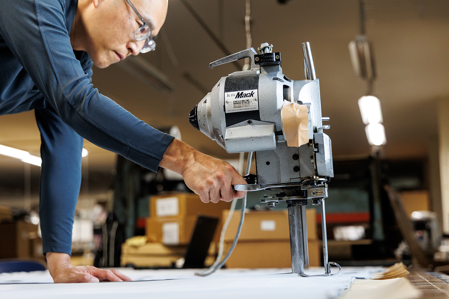 生地を裁断している様子