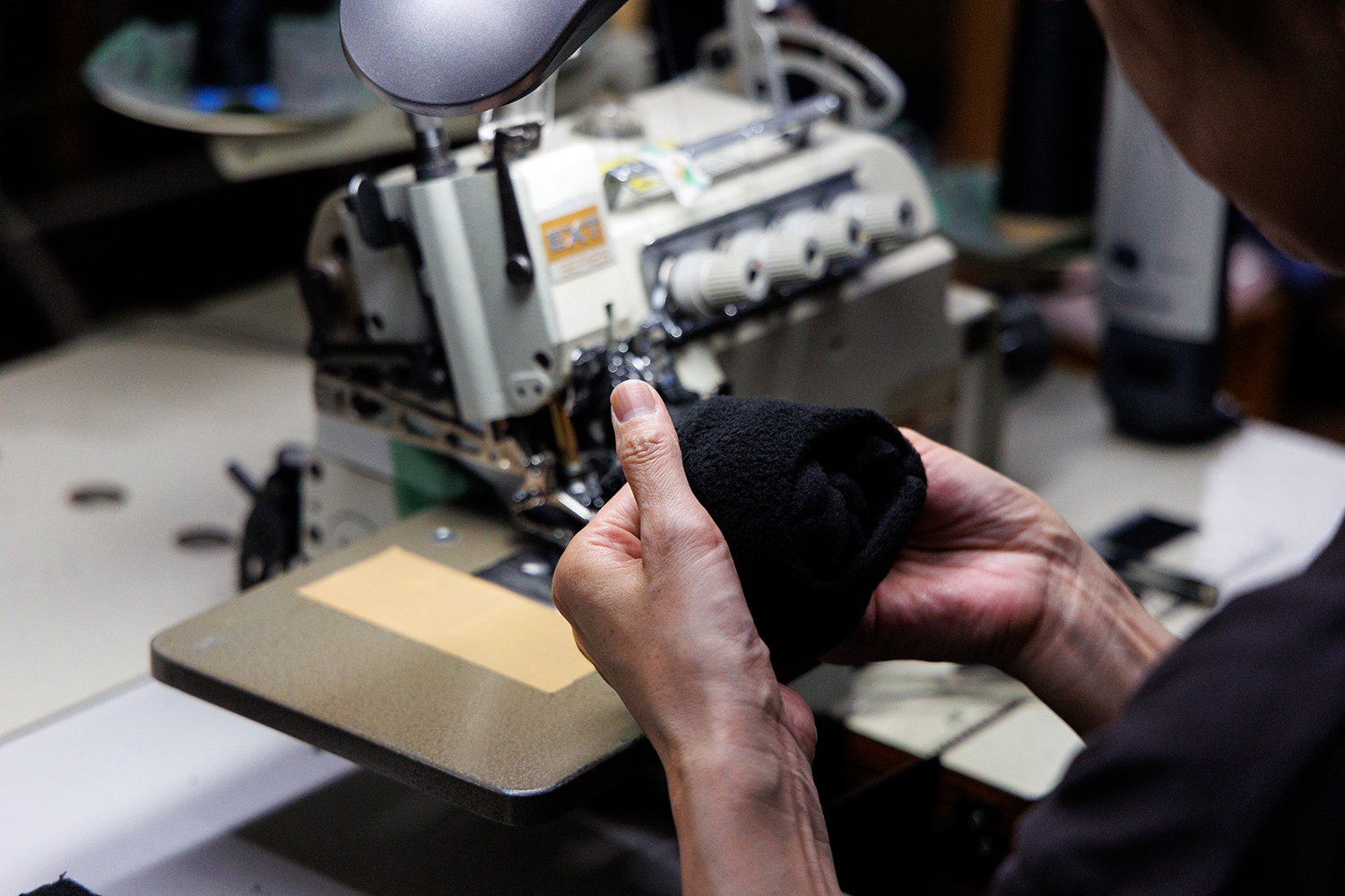 手袋を縫っている様子