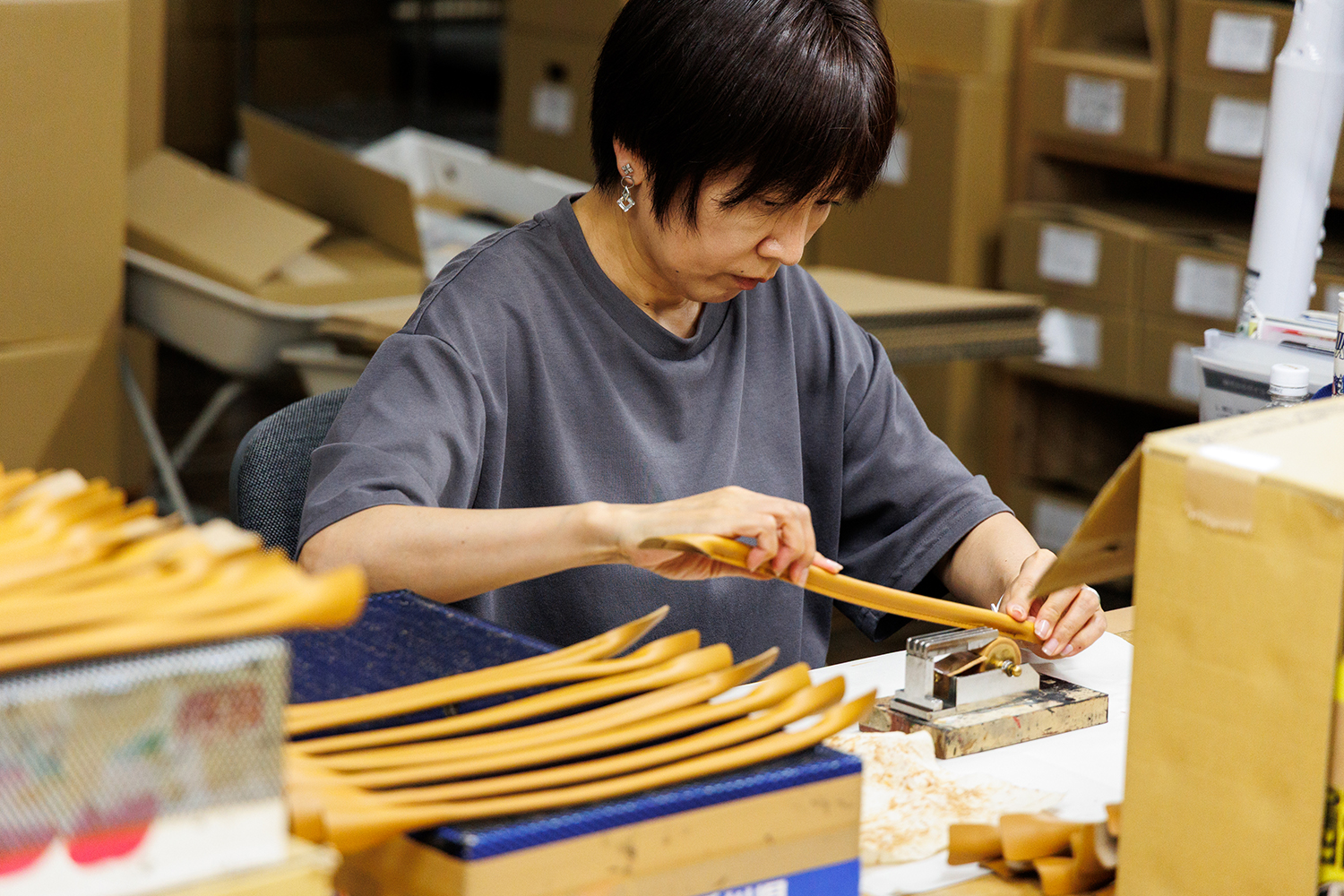 バッグのパーツの加工を行っている様子