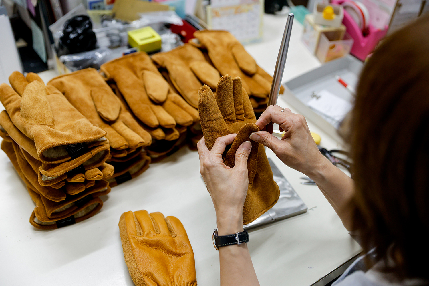仕上がった手袋をチェックしている様子