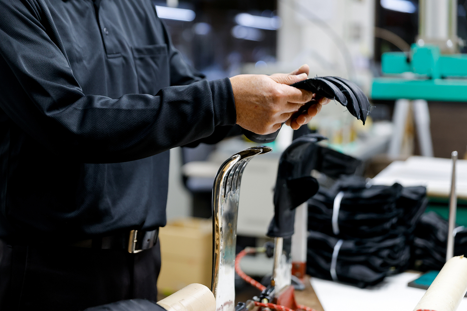 専用の器具を用いて手袋を仕上げている様子