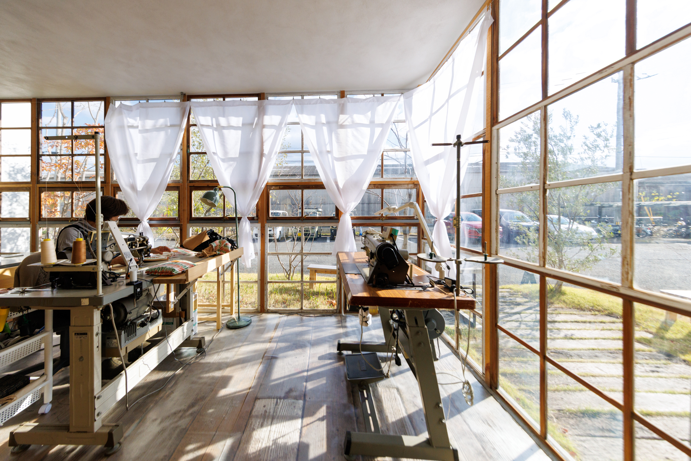 Sewing Park 2内でミシンで縫製を行っている様子