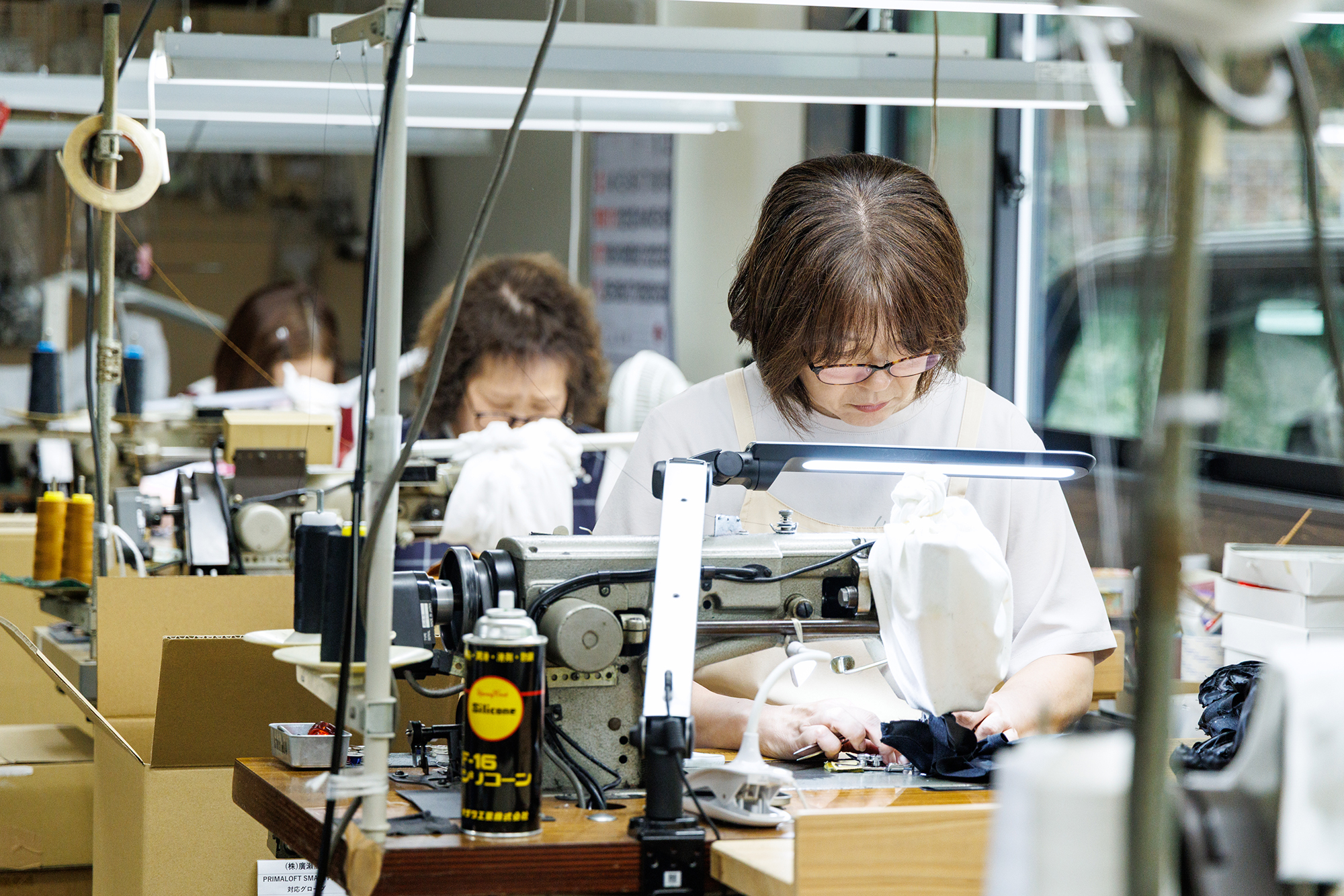 ミシンで手袋を縫っている様子