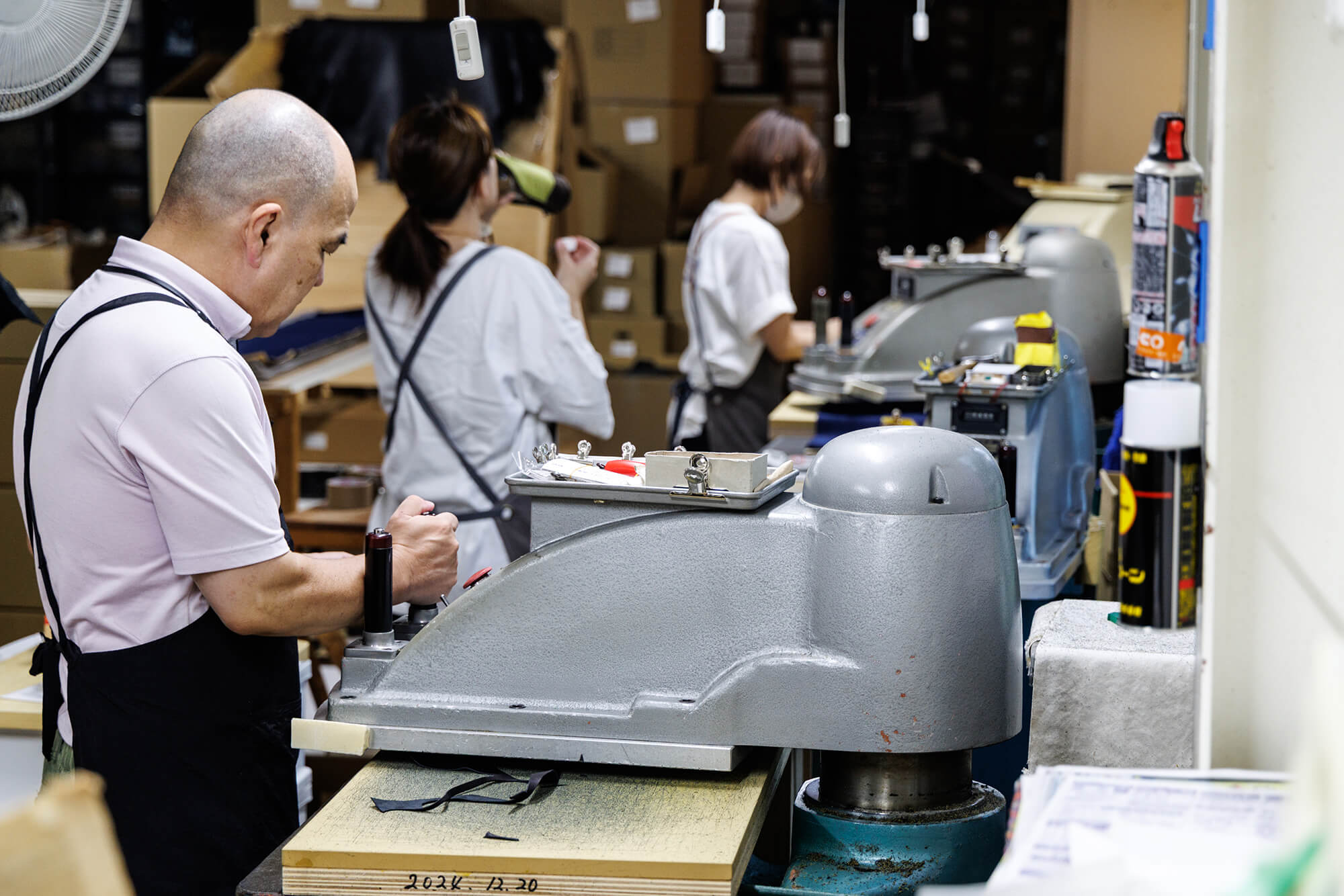 裁断機で生地をカットしている様子